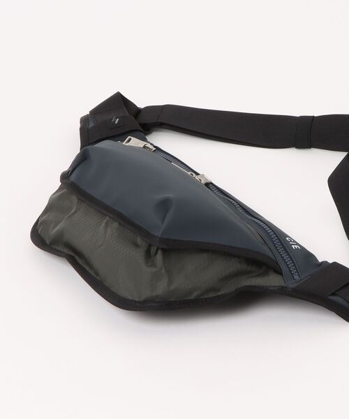 CIE(シー)の「【CIE】VARIOUS SLINGBAG-S(ショルダーバッグ・メンズ・グレー/ブラック/ネイビー・FREE)」の5枚目の写真