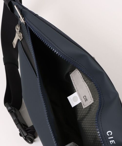 CIE(シー)の「【CIE】VARIOUS SLINGBAG-S(ショルダーバッグ・メンズ・グレー/ブラック/ネイビー・FREE)」の6枚目の写真
