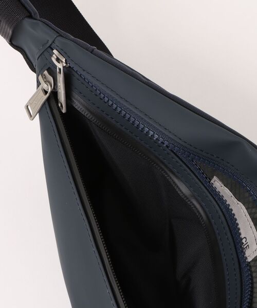 CIE(シー)の「【CIE】VARIOUS SLINGBAG-S(ショルダーバッグ・メンズ・グレー/ブラック/ネイビー・FREE)」の7枚目の写真