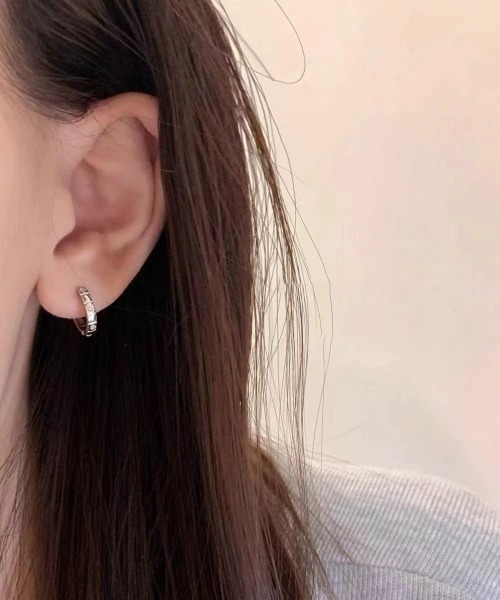 TUNE(チューン)の「【TUNE】デザインフープピアス(ピアス(両耳用)・メンズ・シルバー系5/シルバー系4/シルバー系3/シルバー系2/シルバー系1・FREE)」の1枚目の写真