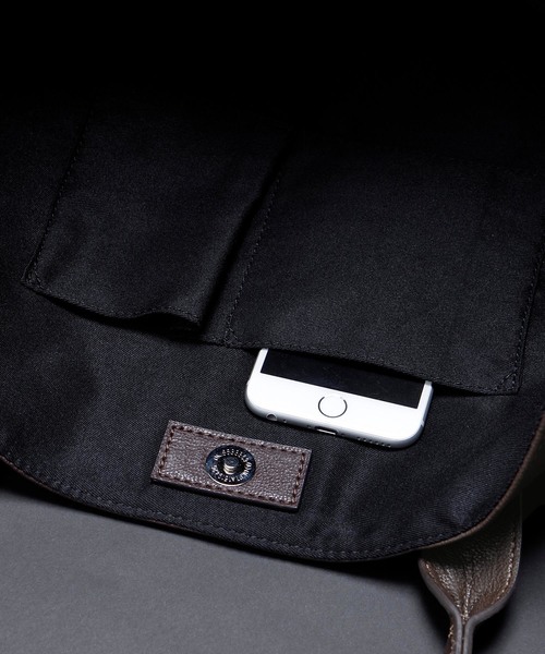 MONO-MART（モノマート）の「Basic Neoleather Big ToteBag（トートバッグ・メンズ・レッド/ダークブラウン/ブラック/ベージュ/ネイビー/ブルー/ライトブラウン/ライトブルー/グリーン/ブラウン/ライトグレー/チャコール/キャメル・FREE）」の17枚目の写真