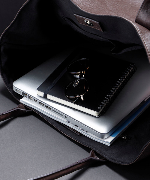 MONO-MART（モノマート）の「Basic Neoleather Big ToteBag（トートバッグ・メンズ・レッド/ダークブラウン/ブラック/ベージュ/ネイビー/ブルー/ライトブラウン/ライトブルー/グリーン/ブラウン/ライトグレー/チャコール/キャメル・FREE）」の18枚目の写真