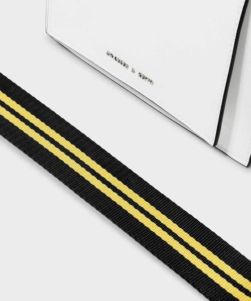 CHARLES & KEITH(チャールズ & キース)の「ナイロンストラップクロスボディバッグ / NYLON STRAP CROSSBODY BAG(ショルダーバッグ・レディース・ホワイト/ブラック・S)」の4枚目の写真