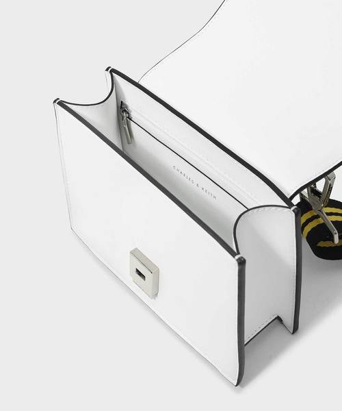 CHARLES & KEITH(チャールズ & キース)の「ナイロンストラップクロスボディバッグ / NYLON STRAP CROSSBODY BAG(ショルダーバッグ・レディース・ホワイト/ブラック・S)」の6枚目の写真