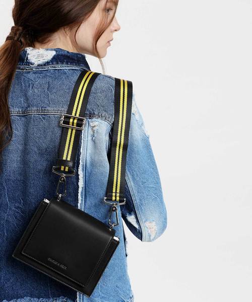 CHARLES & KEITH(チャールズ & キース)の「ナイロンストラップクロスボディバッグ / NYLON STRAP CROSSBODY BAG(ショルダーバッグ・レディース・ホワイト/ブラック・S)」の8枚目の写真
