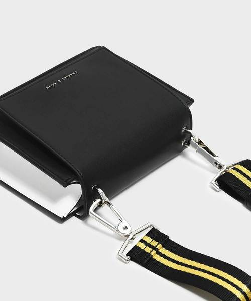 CHARLES & KEITH(チャールズ & キース)の「ナイロンストラップクロスボディバッグ / NYLON STRAP CROSSBODY BAG(ショルダーバッグ・レディース・ホワイト/ブラック・S)」の9枚目の写真