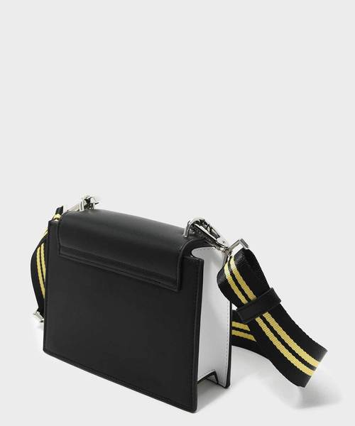 CHARLES & KEITH(チャールズ & キース)の「ナイロンストラップクロスボディバッグ / NYLON STRAP CROSSBODY BAG(ショルダーバッグ・レディース・ホワイト/ブラック・S)」の10枚目の写真
