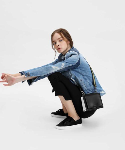 CHARLES & KEITH(チャールズ & キース)の「ナイロンストラップクロスボディバッグ / NYLON STRAP CROSSBODY BAG(ショルダーバッグ・レディース・ホワイト/ブラック・S)」の12枚目の写真