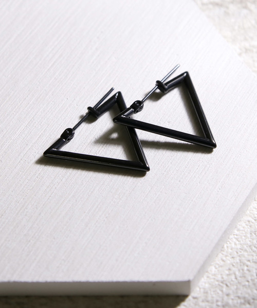 YArKA（ヤーカ）の「【YArKA/ヤーカ】stainless series triangle pierce/ステンレス トライアングルピアス（ピアス（両耳用）・レディース・ゴールド/シルバー/ブラック・FREE）」の2枚目の写真