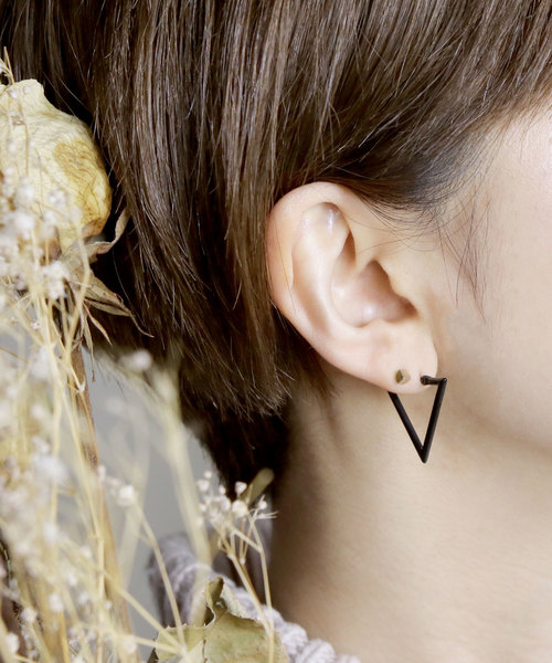 YArKA（ヤーカ）の「【YArKA/ヤーカ】stainless series triangle pierce/ステンレス トライアングルピアス（ピアス（両耳用）・レディース・ゴールド/シルバー/ブラック・FREE）」の4枚目の写真