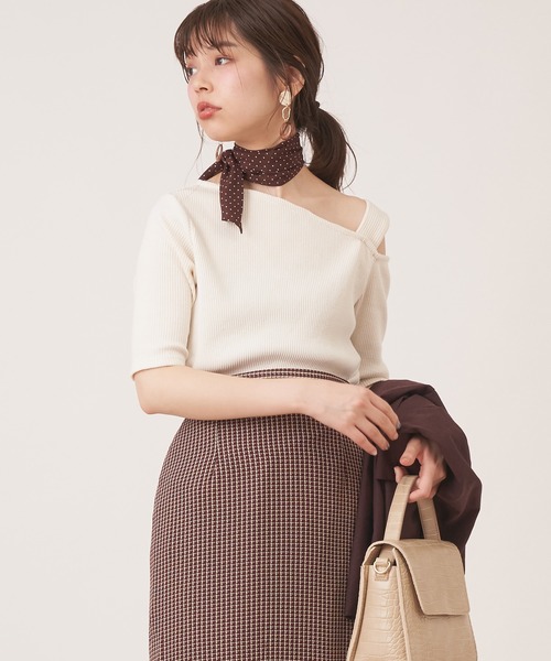 natural couture(ナチュラルクチュール)の「スカーフ付きテレコワンショルT(Tシャツ/カットソー・レディース・オフホワイト/ブラック/ブラウン・FREE)」の2枚目の写真
