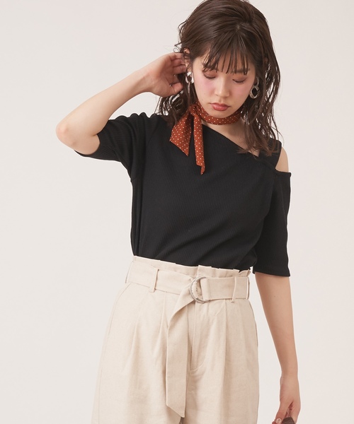 natural couture(ナチュラルクチュール)の「スカーフ付きテレコワンショルT(Tシャツ/カットソー・レディース・オフホワイト/ブラック/ブラウン・FREE)」の3枚目の写真
