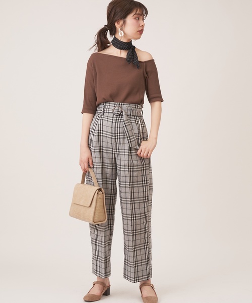natural couture(ナチュラルクチュール)の「スカーフ付きテレコワンショルT(Tシャツ/カットソー・レディース・オフホワイト/ブラック/ブラウン・FREE)」の11枚目の写真