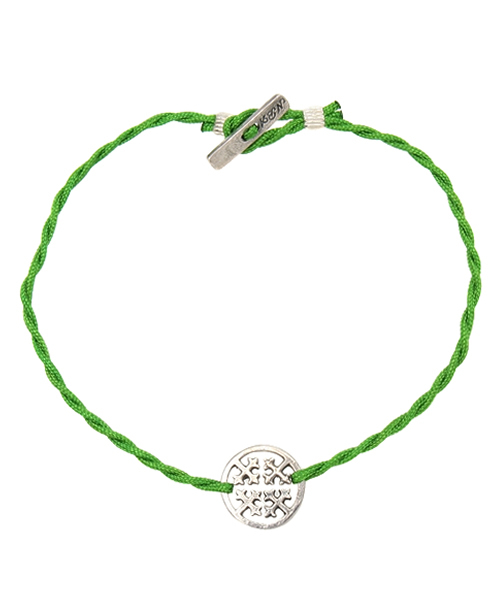 CUSTOM CULTURE（カスタムカルチャー）の「シルバー×ナイロンコード　ブレスレット（クロス）（ブレスレット・メンズ・イエロー/レッド/ブラック/グリーン・00）」の2枚目の写真