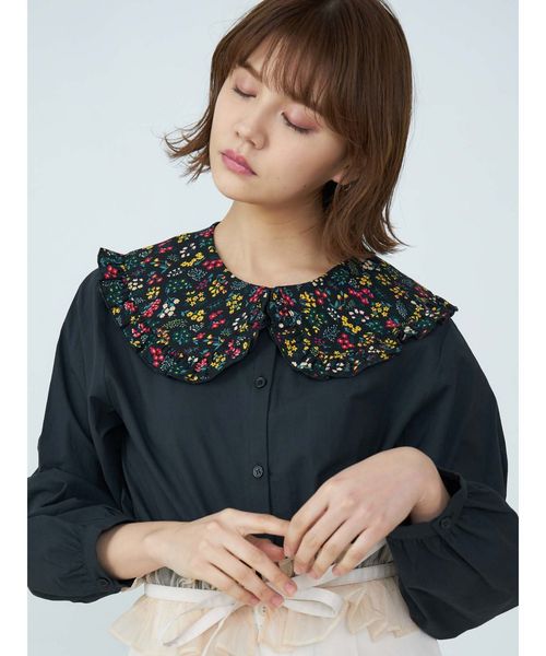 merry jenny（メリージェニー）の「flowerフリルカラーブラウス（シャツ/ブラウス・レディース・ブラック/オフホワイト/ピンク・FREE）」の2枚目の写真