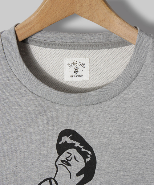 R.NEWBOLD(アールニューボールド)の「R.NEWBOLDxStevie Gee CREW NECK SWEAT /245243(スウェット・メンズ・グレー/グリーン・SMALL/MEDIUM/LARGE/X-LARGE)」の4枚目の写真
