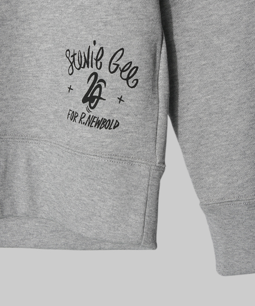 R.NEWBOLD(アールニューボールド)の「R.NEWBOLDxStevie Gee CREW NECK SWEAT /245243(スウェット・メンズ・グレー/グリーン・SMALL/MEDIUM/LARGE/X-LARGE)」の5枚目の写真