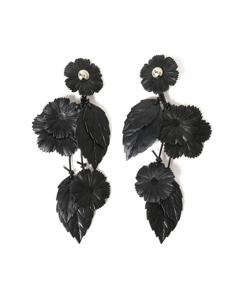 Ray BEAMS（レイビームス）の「FUMIE=TANAKA × Ray BEAMS / 別注 フラワー リーフ イヤリング（イヤリング・レディース・ブラック/ナチュラル・ONE SIZE）」の5枚目の写真