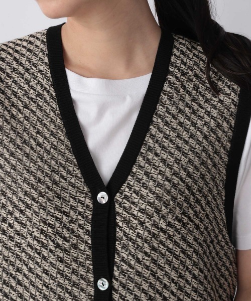 LOWRYS FARM（ローリーズファーム）の「レトロガラボタンアキベスト　218086（ベスト・レディース・ブラック/ブラウン/グリーン・FREE）」の6枚目の写真