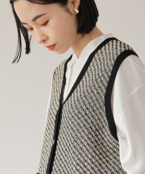 LOWRYS FARM（ローリーズファーム）の「レトロガラボタンアキベスト　218086（ベスト・レディース・ブラック/ブラウン/グリーン・FREE）」の17枚目の写真