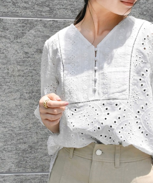 Brownie（ブラウニー）の「Brownie コットンレースブサム切り替えブラウス（シャツ/ブラウス・レディース・ホワイト/ブラック/オレンジ/ブルー/マスタード・M）」の2枚目の写真