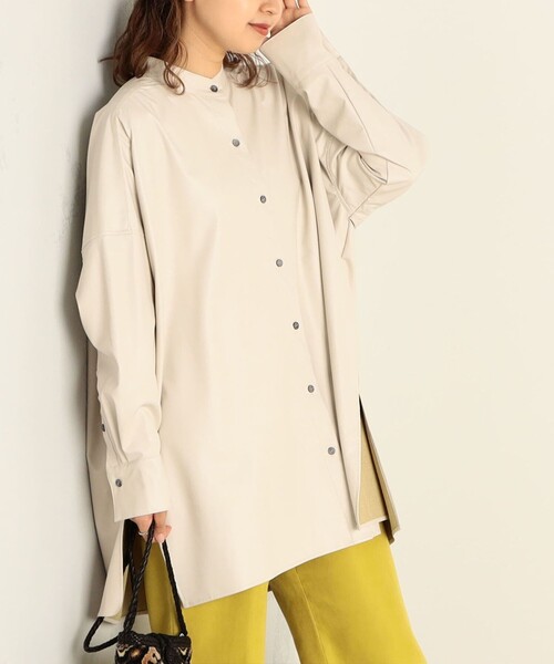 fredy emue（フレディエミュ）の「フェイクレザーバンドカラーシャツ（シャツ/ブラウス・レディース・ブラウン/キナリ/グレイッシュブルー・38）」の2枚目の写真