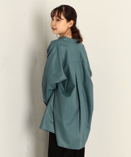 fredy emue（フレディエミュ）の「フェイクレザーバンドカラーシャツ（シャツ/ブラウス・レディース・ブラウン/キナリ/グレイッシュブルー・38）」の13枚目の写真