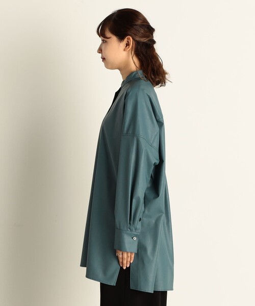 fredy emue（フレディエミュ）の「フェイクレザーバンドカラーシャツ（シャツ/ブラウス・レディース・ブラウン/キナリ/グレイッシュブルー・38）」の15枚目の写真