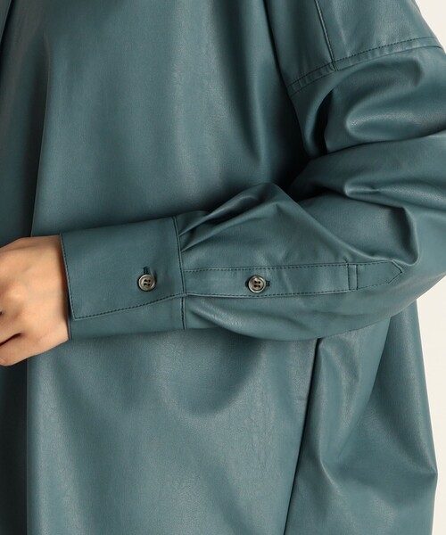 fredy emue（フレディエミュ）の「フェイクレザーバンドカラーシャツ（シャツ/ブラウス・レディース・ブラウン/キナリ/グレイッシュブルー・38）」の18枚目の写真