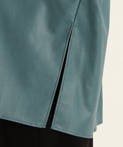 fredy emue（フレディエミュ）の「フェイクレザーバンドカラーシャツ（シャツ/ブラウス・レディース・ブラウン/キナリ/グレイッシュブルー・38）」の19枚目の写真