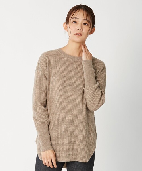 J.PRESS(ジェイプレス)の「【洗える】CASHMERE BLEND ラウンドヘム ワッフル ニット(ニット/セーター・レディース・ベージュ系/ライトグレー系・F)」の2枚目の写真