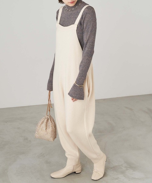 Chaco closet(チャコ クローゼット)の「カシミア混ニットロンパース(サロペット/オーバーオール・レディース・ブラック/オフホワイト/オレンジ/キャメル・FREE)」の2枚目の写真