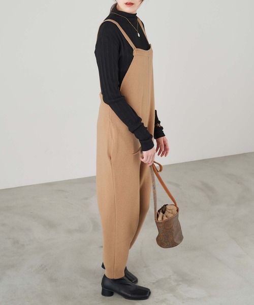 Chaco closet(チャコ クローゼット)の「カシミア混ニットロンパース(サロペット/オーバーオール・レディース・ブラック/オフホワイト/オレンジ/キャメル・FREE)」の16枚目の写真