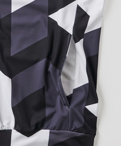 1piu1uguale3 RELAX（ウノピュウノウグァーレトレリラックス）の「【1PIU1UGUALE3 RELAX】GEOMETRIC RASH GUARD ZIP HOODIE / ジオメトリック柄 ラッシュガード（ラッシュガード・メンズ・サックスブルー系/ブラック系・LARGE/MEDIUM/X-LARGE）」の10枚目の写真