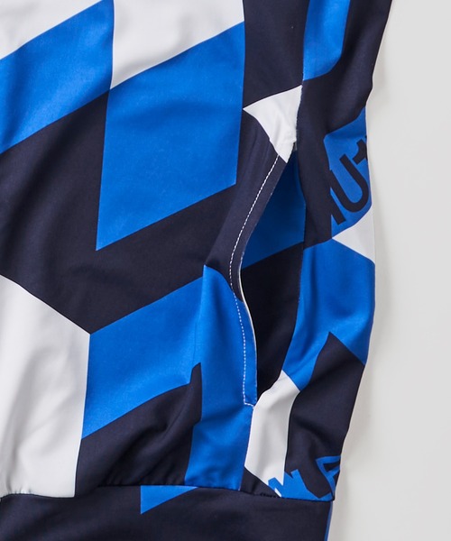 1piu1uguale3 RELAX（ウノピュウノウグァーレトレリラックス）の「【1PIU1UGUALE3 RELAX】GEOMETRIC RASH GUARD ZIP HOODIE / ジオメトリック柄 ラッシュガード（ラッシュガード・メンズ・サックスブルー系/ブラック系・LARGE/MEDIUM/X-LARGE）」の17枚目の写真