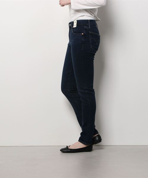 Levi's（リーバイス）の「MID RISE BORROWED FROM THE BOYS BOGOTA LOW（デニムパンツ・レディース・ダークインディゴブルー・23inch/24inch/25inch/26inch/27inch/28inch）」の2枚目の写真