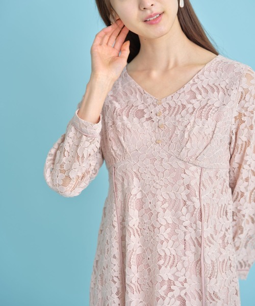 tocco closet（トッコ　クローゼット）の「飾り釦付きＶネックフラワーレースワンピース（ワンピース・レディース・ブラック/ベージュ/ピンク・M）」の6枚目の写真