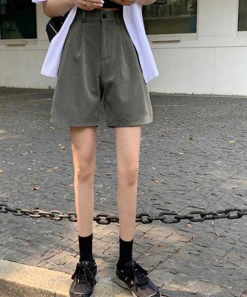 leune(ルネ)の「【leune】ハイウエストハーフパンツ(その他パンツ・レディース・ホワイト/ブラック/グレー・MEDIUM/LARGE)」の6枚目の写真