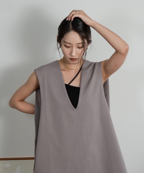 Amiur（エミレ）の「shoulder tuck short vest（ベスト・レディース・ブラック/グレー/アイボリー・FREE）」の6枚目の写真