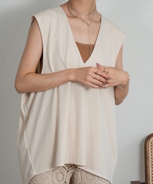 Amiur（エミレ）の「shoulder tuck short vest（ベスト・レディース・ブラック/グレー/アイボリー・FREE）」の12枚目の写真