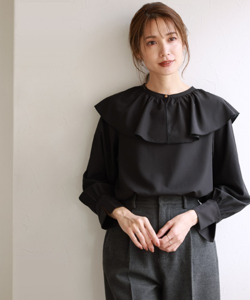 Pierrot（ピエロ）の「2wayフリルカラーブラウス（シャツ/ブラウス・レディース・ブラック/ネイビー/オフホワイト/ブルー・M/L）」の5枚目の写真