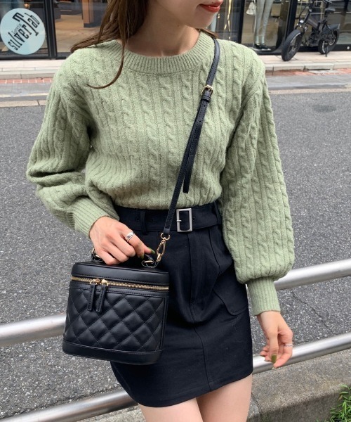 OLIVE des OLIVE（オリーブデオリーブ）の「クロップドケーブルプルオーバー（ニット/セーター・レディース・グレー/オフホワイト/グリーン・FREE）」の3枚目の写真