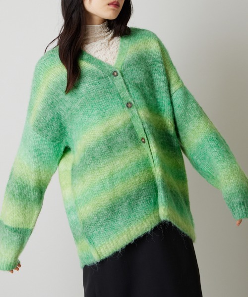 A de a.v.v(アードアー・ヴェ・ヴェ)の「グラデーションチュニックカーディガン(カーディガン/ボレロ・レディース・グリーン/イエロー・FREE)」の2枚目の写真