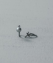 and cloud（アンドクラウド）の「Pearl / Cross Set Tragus Cuff（イヤーカフ）」