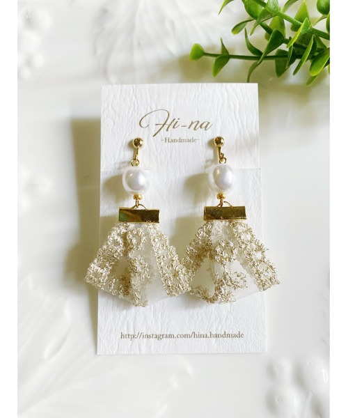 tone(トーン)の「【Hi-na】バロックパール×オーガンジー刺繍リボンタッセル イヤリング(MA)(イヤリング・レディース・ブラック/ゴールド・FREE)」の1枚目の写真