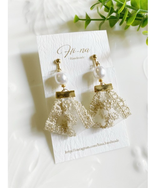 tone(トーン)の「【Hi-na】バロックパール×オーガンジー刺繍リボンタッセル イヤリング(MA)(イヤリング・レディース・ブラック/ゴールド・FREE)」の3枚目の写真