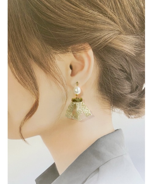 tone(トーン)の「【Hi-na】バロックパール×オーガンジー刺繍リボンタッセル イヤリング(MA)(イヤリング・レディース・ブラック/ゴールド・FREE)」の4枚目の写真