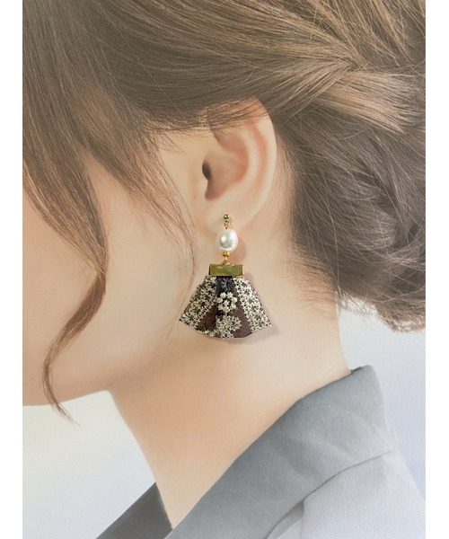 tone(トーン)の「【Hi-na】バロックパール×オーガンジー刺繍リボンタッセル イヤリング(MA)(イヤリング・レディース・ブラック/ゴールド・FREE)」の6枚目の写真