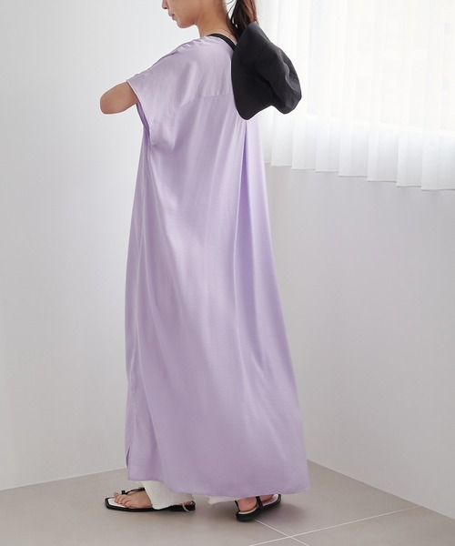 for/c(フォーシー)の「スリットネックワンピース【サスティナブル】(ワンピース・レディース・ラベンダー/ブラック/ライトグリーン/ライトベージュ・M/LL/L)」の1枚目の写真