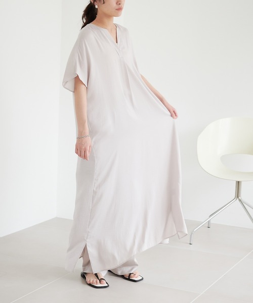 for/c(フォーシー)の「スリットネックワンピース【サスティナブル】(ワンピース・レディース・ラベンダー/ブラック/ライトグリーン/ライトベージュ・M/LL/L)」の3枚目の写真